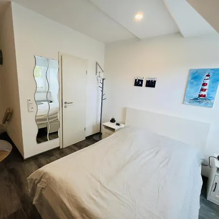 Kleines Strandhus * شاربوتس